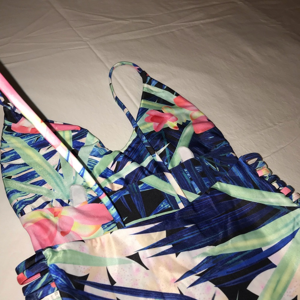Tropical Cut-Out One Piece - Picture 5 of 6